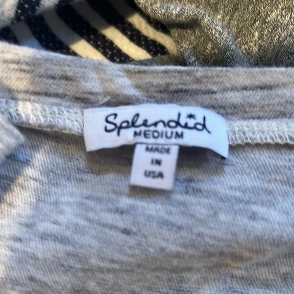 Splendid Woman’s Gray Star Design V-Neck T-Shirt Size Medium - Picture 5 of 5